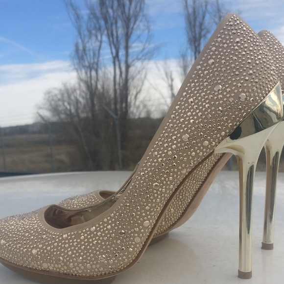 BCBGMaxAzria Shoes - BCBGMAXAZRIA Gold Metallic Pumps SZ 9.5B